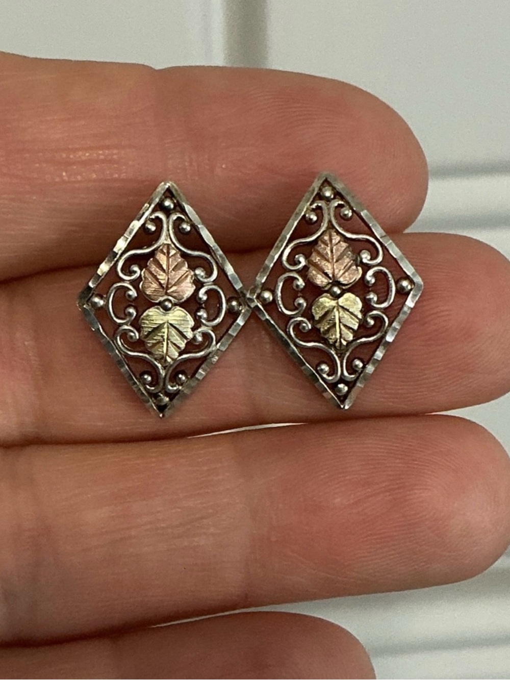 BLACK HILLS GOLD 925 12K Leaves Earrings